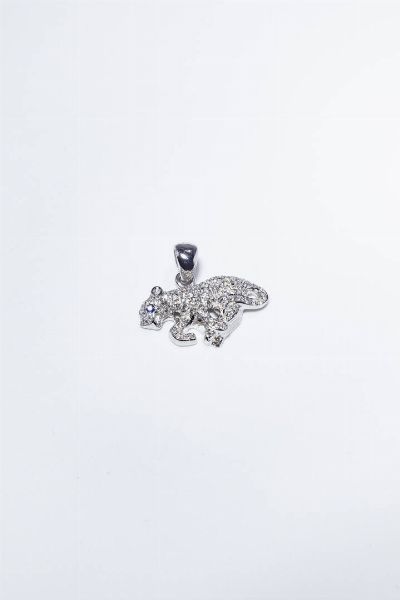 CIONDOLO : Peso gr 3 5 in oro bianco  a forma di pantera  con pav di diamanti taglio brillante per totali ct 0 50 ca e piccolo zaffiro come occhio.  - Asta Gioielli - Associazione Nazionale - Case d'Asta italiane