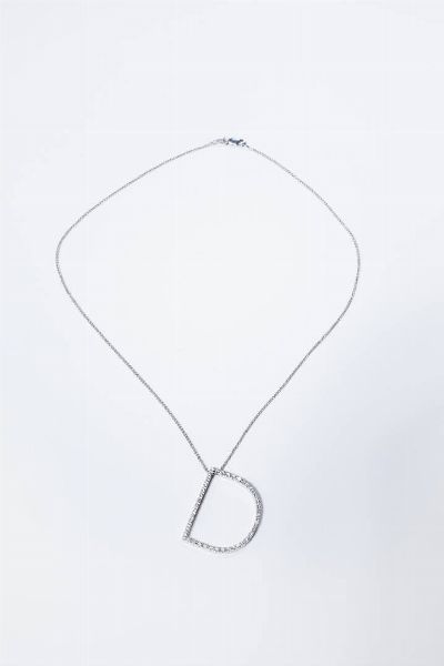 CATENA CON CIONDOLO : Peso gr 8 0 in oro bianco  a forma di lettera D in diamanti taglio brillante per totali ct 0 33 ca  probabile colore G-H  purezza IF-VVS.  - Asta Gioielli - Associazione Nazionale - Case d'Asta italiane