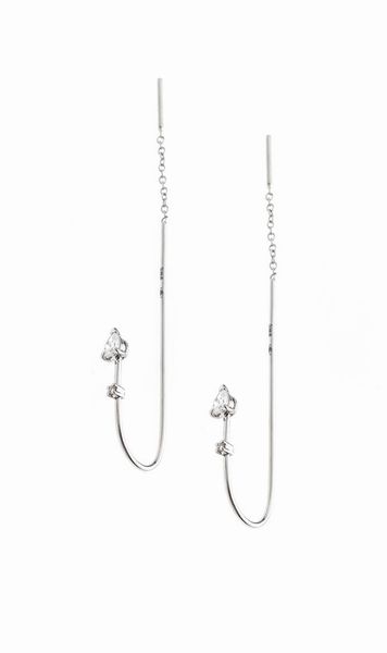 COPPIA DI ORECCHINI : Peso gr 1 8 in oro bianco  ad amo  con diamanti taglio a goccia per totali ct 0 30 ca  probabile colore G-H  purezza IF-VVS.  - Asta Gioielli - Associazione Nazionale - Case d'Asta italiane