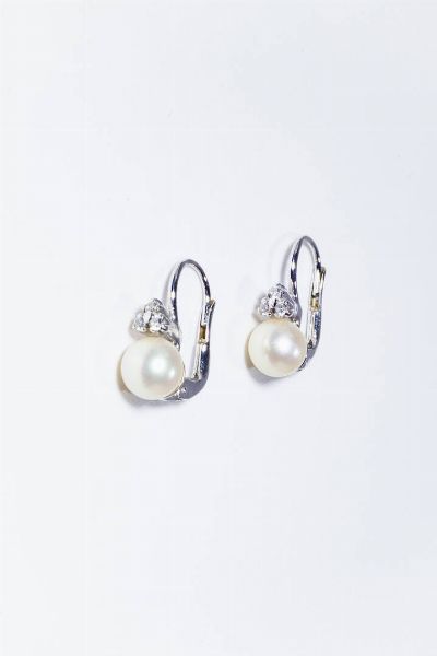 COPPIA DI ORECCHINI : Peso gr 4 1 in oro bianco  a monachella  con perline giapponesi del diam. mm 7 0 ca e sei diamanti taglio brillante per totali ct 0 10 ca.  - Asta Gioielli - Associazione Nazionale - Case d'Asta italiane