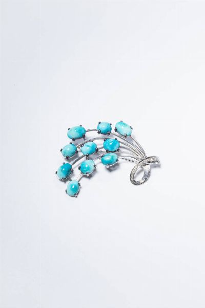 SPILLA : Peso gr 15 9 Cm 5 5x4 in oro bianco  anni '50  a forma di mazzo fiorito con turchesi cabochon e diamanti taglio 8/8 per totali ct 0.08 ca.  - Asta Gioielli - Associazione Nazionale - Case d'Asta italiane