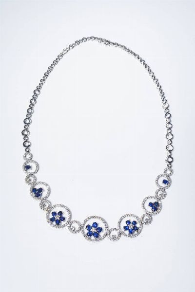 GIROCOLLO : Peso gr 34 in oro bianco  cerchi degrad  in diamanti taglio brillante per complessivi ct  2 0 ca e zaffiri taglio ovale per complessivi ct 6 0 ca.  - Asta Gioielli - Associazione Nazionale - Case d'Asta italiane