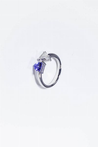ANELLO : Peso gr 5 3 Misura 14 (54) in oro bianco  terminali con un diamante taglio triangolare di ct 0 32   colore G  e una tanzanite taglio triangolare di ct 0 94.  - Asta Gioielli - Associazione Nazionale - Case d'Asta italiane