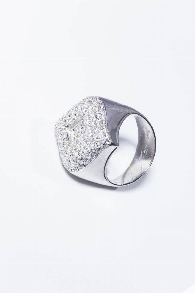 ANELLO : Peso gr 14 3 Misura 16 (56) in oro bianco  sommit romboidale  con pav di diamanti taglio brillante per totali ct 1 0 ca  probabile colore G-H  purezza IF-VVS.  - Asta Gioielli - Associazione Nazionale - Case d'Asta italiane