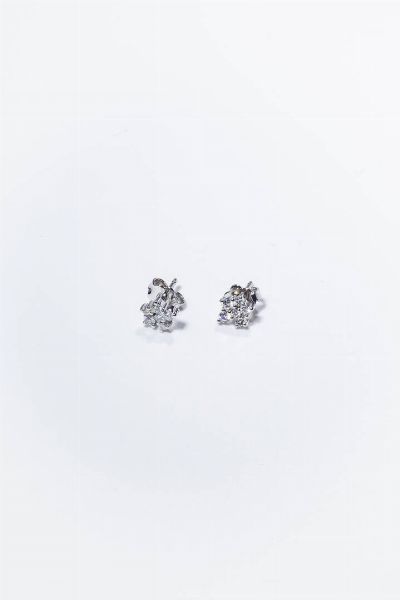 COPPIA DI ORECCHINI : Peso gr 1 7 in oro bianco  a lobo a forma di fiori in diamanti taglio brillante per totali ct ca  probabile colore G-H  purezza IF-VVS.  - Asta Gioielli - Associazione Nazionale - Case d'Asta italiane