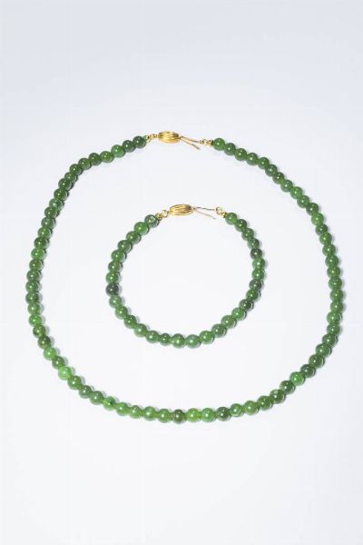 DEMI-PARURE : composta da girocollo e bracciale con sfere di giadeite del diam. di mm 6. Chiusura a barilotto fesonato in oro giallo.  - Asta Gioielli - Associazione Nazionale - Case d'Asta italiane
