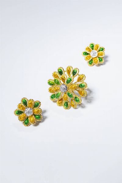 DEMI-PARURE : Peso gr 27 5 Misura 16 (56) in oro giallo composta da anello ed orecchini  lavorati a corda a formare dei fiori  con petali in smalto giallo e verde. Diamanti taglio 8/8 per totali ct 0 20 ca.  - Asta Gioielli - Associazione Nazionale - Case d'Asta italiane