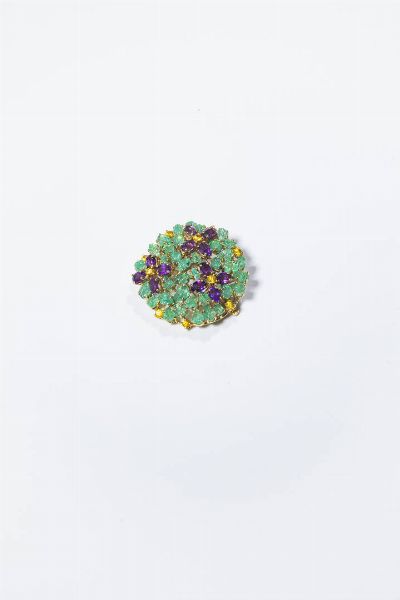 SPILLA : Peso gr 24 Diam. cm 4 in oro giallo  di forma rotonda  con foglie di smeraldo per totali ct 20 incise e fiori tremblant in ametiste per totali ct 8 0 ca e quarzi gialli per totali ct 1 50 ca.  - Asta Gioielli - Associazione Nazionale - Case d'Asta italiane