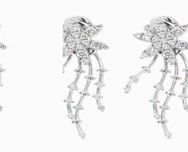 COPPIA DI ORECCHINI : Peso gr 7 in oro bianco  composti da fiori stilizzati ai lobi  e frange pendenti. Diamanti taglio brillante per totali ct 0 87 ca  probabile colore G-H  purezza IF-VVS.  - Asta Gioielli - Associazione Nazionale - Case d'Asta italiane