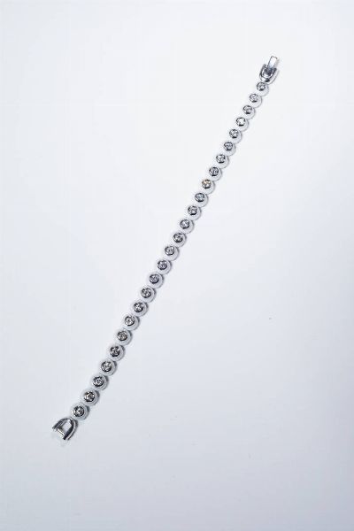 BRACCIALE : Peso gr 23 4 Lunghezza cm 18 in oro bianco con elementi in ceramica bianca e al centro diamanti taglio brillante per totali ct 1 0 ca.  - Asta Gioielli - Associazione Nazionale - Case d'Asta italiane