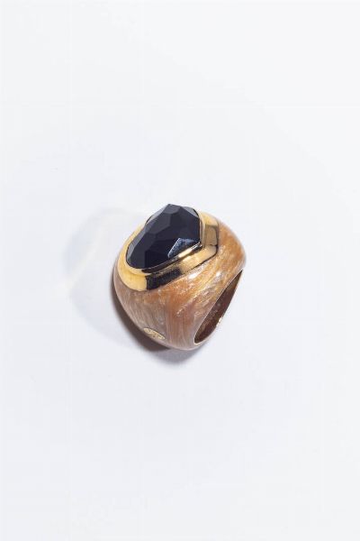 ANELLO : Peso gr 28 2 Misura 13 (53) in argento ed oro giallo  sommit bombata con onice sfaccettato taglio a cuore  e smalto traslucido beige. Firmato  Allegra.  - Asta Gioielli - Associazione Nazionale - Case d'Asta italiane