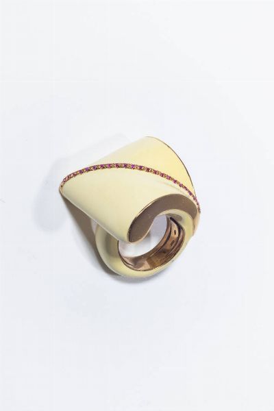 ANELLO : Peso gr 20 Misura 14 (54) in oro giallo ed argento  sommit a grande voluta  in smalto beige con inserto verticale di rubini taglio rotondo per totali ct 0  40 ca. Firmato Allegra.  - Asta Gioielli - Associazione Nazionale - Case d'Asta italiane