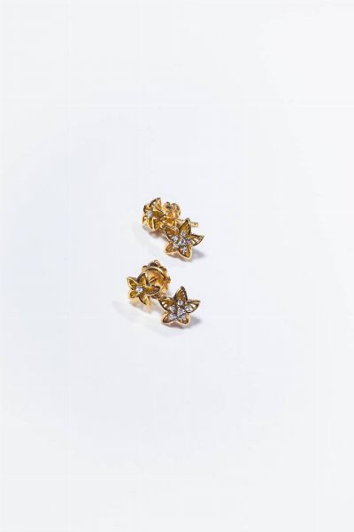 COPPIA DI ORECCHINI : Peso gr 3 6 in oro rosa composti da due fiori sovrapposti con diamanti taglio brillante per totali ct 0 09 ca  probabile colore G-H  purezza IF-VVS.  - Asta Gioielli - Associazione Nazionale - Case d'Asta italiane