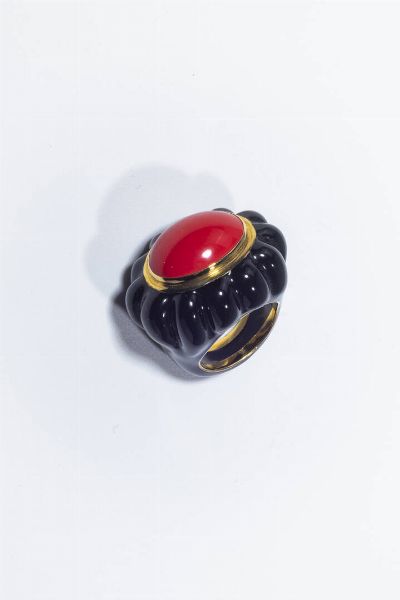 ANELLO : Peso gr 29 5 Misura 14 (54) in oro giallo e argento  sommit con al centro corallo ovale cabochon e gambo in smalto nero. Accompagnato da certificato telematico di autenticit Ce.S.Ar. Centro Studi Archeometrici.  - Asta Gioielli - Associazione Nazionale - Case d'Asta italiane