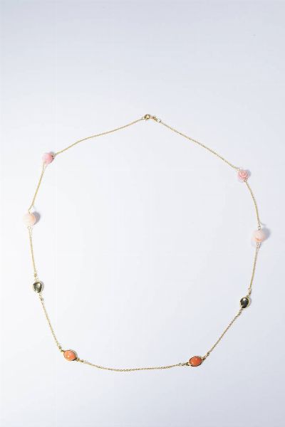 COLLANA : Peso gr 8 7 Lunghezza cm 58 in oro giallo con sfere  ovali e rose in corallo rosa e cabochon. Certificato telematico del gemmologo Caviglia di Roma.  - Asta Gioielli - Associazione Nazionale - Case d'Asta italiane