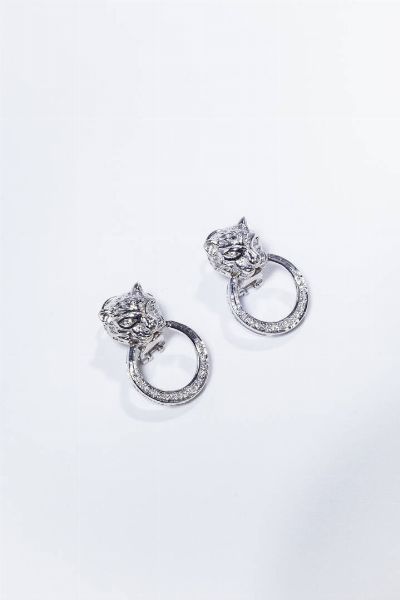 COPPIA DI ORECCHINI : Peso gr 12 1 in oro bianco  a clip  con teste di pantera trattenenti tra le fauci dei cerchi in diamanti taglio brillante per totali ct 0 30 ca.  - Asta Gioielli - Associazione Nazionale - Case d'Asta italiane