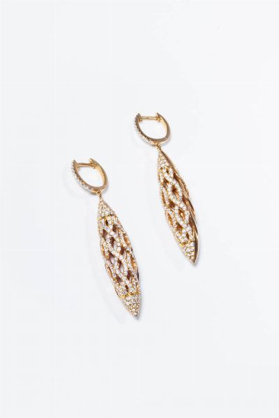 COPPIA DI ORECCHINI : Peso gr 12 6 pendenti  in oro rosa  con punte bombate e traforate in diamanti taglio brillante per totali ct 1 50 ca.  - Asta Gioielli - Associazione Nazionale - Case d'Asta italiane