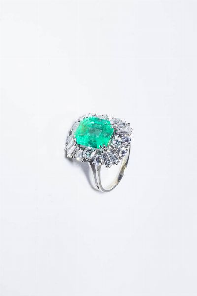 ANELLO : Peso gr 7 7 Misura 19 (59) in oro bianco  sommit con al centro uno smeraldo taglio ottagonale di ct 5 50 ca  contornato da diamanti taglio brillante e trapezio per totali ct 2 50 ca.  - Asta Gioielli - Associazione Nazionale - Case d'Asta italiane