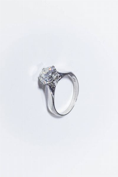ANELLO : Peso gr 3 4 Misura 16 (56) in oro bianco con al centro diamante solitario di ct 1 90 ca  probabile colore J  purezza VVS.  - Asta Gioielli - Associazione Nazionale - Case d'Asta italiane