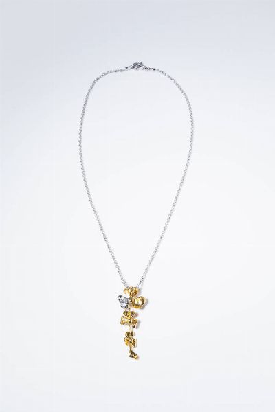 ANNA MARIA CAMILLI : Peso gr 9 4 Catena in oro bianco con ciondolo in oro giallo e bianco  firmato Camilli  serie Bouquet con diamanti taglio brillante per totali ct 0 25 ca.  - Asta Gioielli - Associazione Nazionale - Case d'Asta italiane