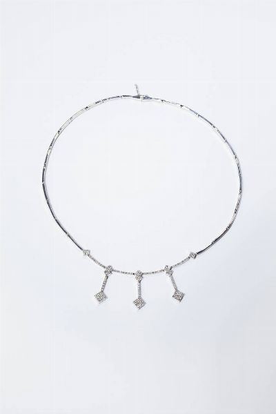 GIROCOLLO : Peso gr 26 composto da segmenti rigidi in oro bianco  al centro elementi geometrici in diamanti taglio brillante per totali ct 1 0 ca  probabile colore G-H  purezza IF-VVS.  - Asta Gioielli - Associazione Nazionale - Case d'Asta italiane