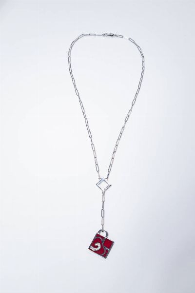 NOUVELLE BAGUE : Peso gr 13 5 Collana in oro bianco composta da anelli ovalizzati  e ciondolo quadrato a forma di lucchetto in smalto rosso e diamanti taglio brillante per totali ct 0 05 ca  siglata N.B.  - Asta Gioielli - Associazione Nazionale - Case d'Asta italiane