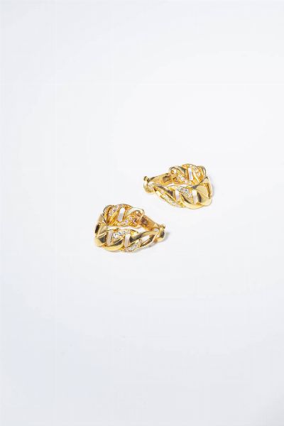 CARTIER : Peso gr 25 3 Coppia di orecchini in oro giallo  firmati Cartier  modello Bergame  a forma di cerchio ovalizzato lavorato a maglia groumette con diamanti taglio brillante per totali ct 1 0 ca  probabile colore G-H  purezza IF-VVS Corredato di scatola della maison.  - Asta Gioielli - Associazione Nazionale - Case d'Asta italiane