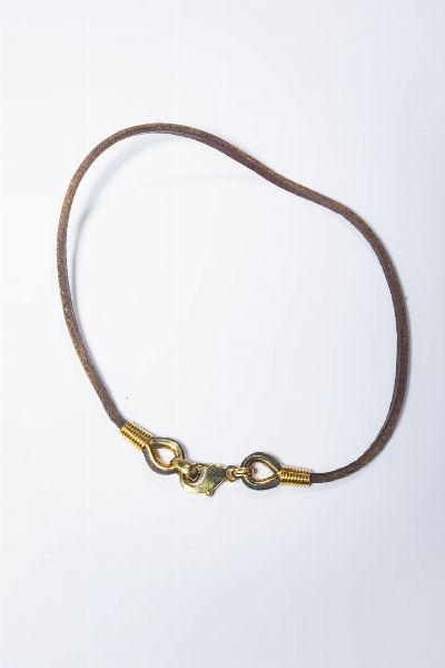 bulgari : Girocollo in cuoio con chiusura in oro giallo  firmata Bulgari.  - Asta Gioielli - Associazione Nazionale - Case d'Asta italiane