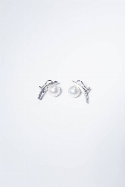 DANTE DI LILLA : Peso gr 11 7 in oro bianco  firmati Di Lilla  con elementi rigidi curvati trattenenti due perle australiane del diam. di mm 12 2 ca.  - Asta Gioielli - Associazione Nazionale - Case d'Asta italiane