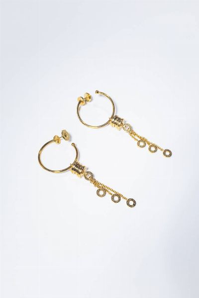 bulgari : Peso gr 17 4 Coppia di orecchini in oro giallo  firmati Bulgari  modello B.Zero1  a forma di cerchio con frange pendenti. Garanzia della gioielleria Astrua di Torino.  - Asta Gioielli - Associazione Nazionale - Case d'Asta italiane