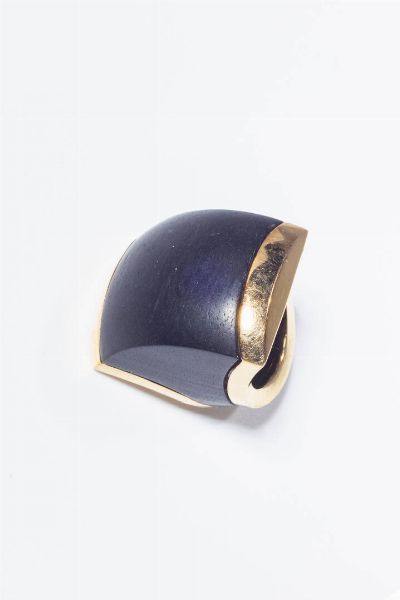 GHISO' : Peso gr 25 9 Misura 12 (52) in oro rosa  sommit bombata e rettangolare con inserto in legno  firmato Ghiso'.  - Asta Gioielli - Associazione Nazionale - Case d'Asta italiane