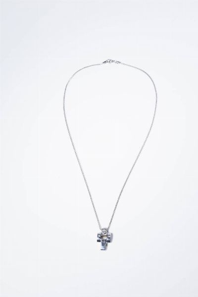 CHIMENTO : Peso gr 7 8 Catena con ciondolo in oro bianco  firmato Chimento  a forma di croce con un diamante taglio brillante di ct 0 02 ca.  - Asta Gioielli - Associazione Nazionale - Case d'Asta italiane