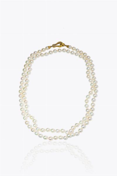 LUNGA COLLANA : Lunghezza cm 93 composta da un filo perle giapponesi del diam. di mm 7 5 ca. Chiusura oro giallo a moschettone.  - Asta Gioielli - Associazione Nazionale - Case d'Asta italiane