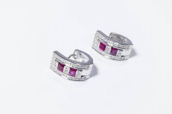 COPPIA DI ORECCHINI : Peso gr 14 1 in oro bianco  a cerchio ovalizzato  con diamanti taglio brillante per totali ct 0 65 ca e rubini taglio ottagonale per totali ct 1 40 ca.  - Asta Gioielli - Associazione Nazionale - Case d'Asta italiane