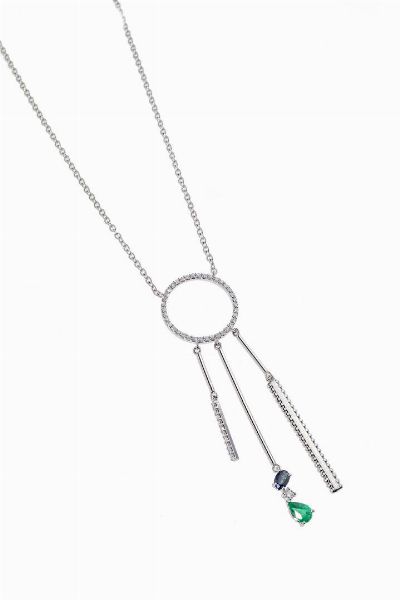 CATENA CON CIONDOLO : Peso gr 9 8 in oro bianco  con cerchio in diamanti taglio brillante per totali ct 0 53 ca  probabile colore G-H  purezza IF-VVS  da cui dipartono tre frange di cui una terminante con uno smeraldo taglio a goccia di ct 0 36 ca ed uno zaffiro taglio ovale di ct 0 28 ca.  - Asta Gioielli - Associazione Nazionale - Case d'Asta italiane
