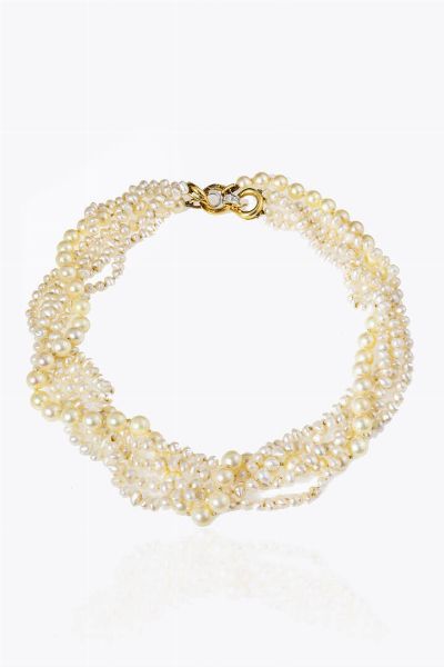 GIROCOLLO : Lunghezza cm 41 composto da perle giapponesi e acqua di acqua dolce cipolline. Chiusura in oro giallo e bianco.  - Asta Gioielli - Associazione Nazionale - Case d'Asta italiane