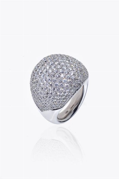 ANELLO : Peso gr 14 Misura 13 (53) in oro bianco  sommit bombata con pav di diamanti taglio brillante per totali ct 4 26 ca  probabile colore G-H  purezza IF-VVS  - Asta Gioielli - Associazione Nazionale - Case d'Asta italiane