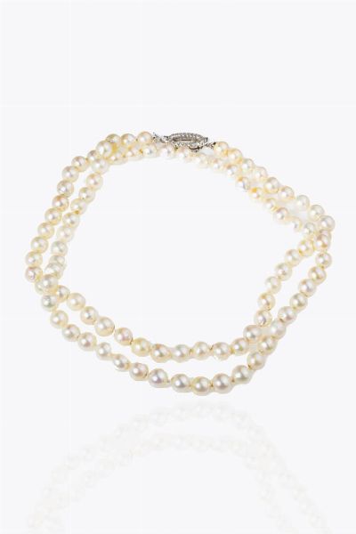 GIROCOLLO : Lunghezza cm 80 composto da un filo di perle giapponesi scaramazze del diam. di mm 8 e 8 5 ca. Chiusura in oro bianco con diamanti taglio 8/8 per totali ct 0 20 ca.  - Asta Gioielli - Associazione Nazionale - Case d'Asta italiane