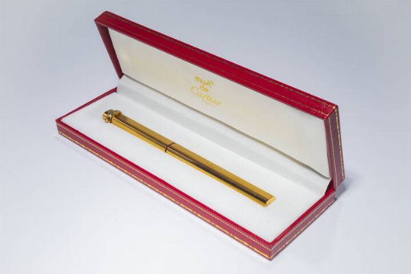 CARTIER : Penna a sfera marcata  Must de Cartier. Corpo e cappuccio laminati oro. Corredata di scatola e libretto  - Asta Gioielli - Associazione Nazionale - Case d'Asta italiane