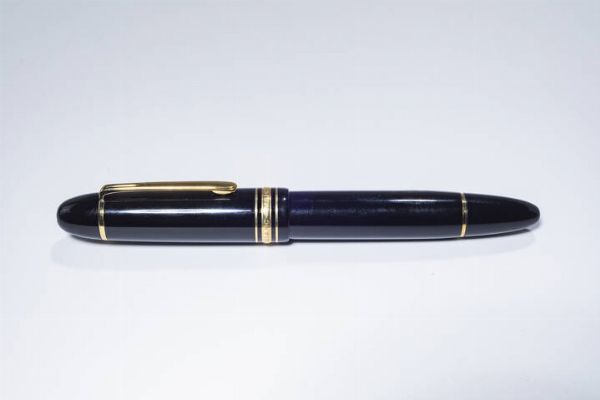 MONTBLANC : Stilografica Montblanc  modello Meisterstuck  Pennino in oro 14 Kt. Cappuccio con logo della maison e corpo in resina nera  Corredata di astuccio.  - Asta Gioielli - Associazione Nazionale - Case d'Asta italiane