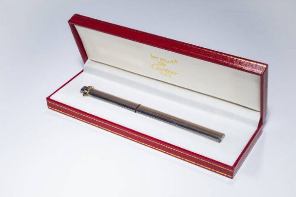CARTIER : Stilografica Must de Cartier. Cappuccio e corpo laminati argento. Corredata di scatola e certificati.  - Asta Gioielli - Associazione Nazionale - Case d'Asta italiane