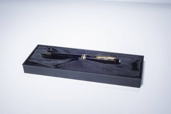 MONTBLANC : Penna a sfera Montblanc  modello Meisterstuck. Corpo in resina nera; cappuccio con logo della maison. Corredata di scatola.  - Asta Gioielli - Associazione Nazionale - Case d'Asta italiane