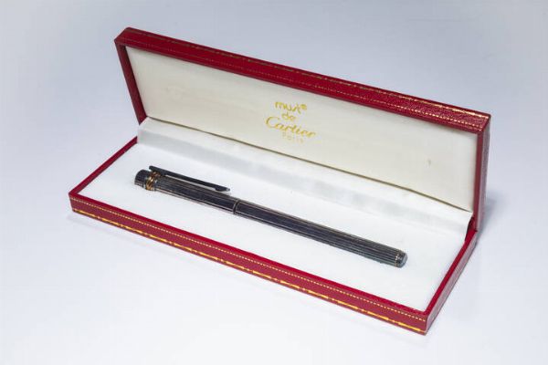 CARTIER : Stilografica Cartier modello Must de Cartier. Cappuccio e corpo laminato argento. Pennino in oro. Corredata di scatola e libretto.  - Asta Gioielli - Associazione Nazionale - Case d'Asta italiane