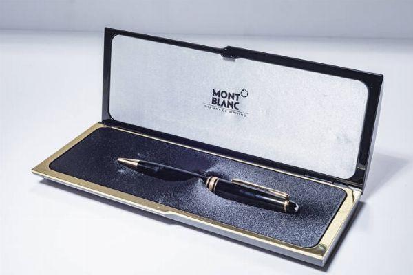 MONTBLANC : Penna a sfera Montblanc  modello Meisterstuck. Corpo in resina nera; cappuccio con logo della maison. Corredata di scatola.  - Asta Gioielli - Associazione Nazionale - Case d'Asta italiane