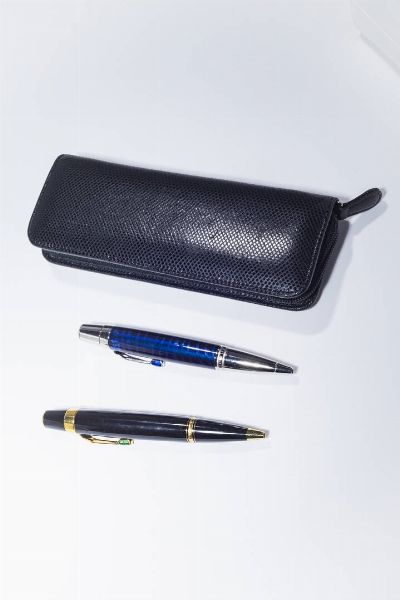 MONTBLANC : Lotto di due penne a sfera Montblanc  modello Boheme; una con corpo in resina nera e finiture color oro giallo e piccola gemma verde a decoro. L'altra con corpo blu con striature; finiture color platino. Corredate di astuccio.  - Asta Gioielli - Associazione Nazionale - Case d'Asta italiane