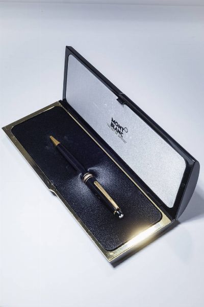 MONTBLANC : Penna a sfera Montblanc. Cappuccio con logo della maison e corpo in resina nera. Finiture color oro giallo. Corredata di scatola.  - Asta Gioielli - Associazione Nazionale - Case d'Asta italiane
