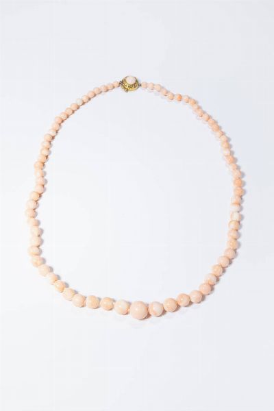 COLLANA : Peso gr 45 7 Lunghezza cm 60 composta da sfere a scalare di corallo rosa dal diam. di mm 12 2 a 5 2 ca. Chiusura in oro giallo con corallo rosa cabochon. Accompagnato da certificato telematico di autenticit Ce.S.Ar. Centro Studi Archeometrici.  - Asta Gioielli - Associazione Nazionale - Case d'Asta italiane