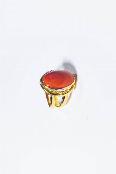 ANELLO : Peso gr 8 4 Misura 15 (55) in oro giallo con al centro corallo ovale cabochon mediterraneo color salmone. Accompagnato da certificato telematico di autenticit Ce.S.Ar. Centro Studi Archeometrici.  - Asta Gioielli - Associazione Nazionale - Case d'Asta italiane