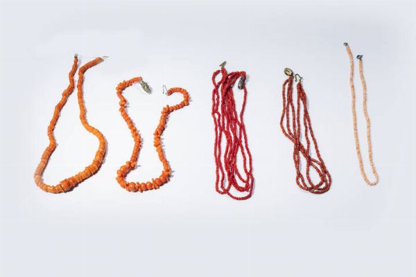 LOTTO DI CINQUE COLLANA IN CORALLO : di varia forma e misura. Chiusure in argento e metallo. Accompagnato da certificato telematico di autenticit Ce.S.Ar. Centro Studi Archeometrici.  - Asta Gioielli - Associazione Nazionale - Case d'Asta italiane