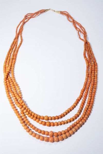COLLANA : Peso gr 128 1 Lunghezza cm 77 composta da quattro fili di sfere di corallo mediterraneo nei toni del salmone a scalare dal diam di mm 2 5 a 10 ca. Chiusura in oro giallo. Accompagnato da certificato telematico di autenticit Ce.S.Ar. Centro Studi Archeometrici  - Asta Gioielli - Associazione Nazionale - Case d'Asta italiane